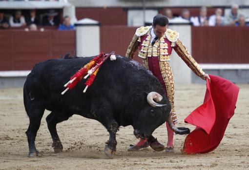 Enrique Ponce, en un relajado muletazo