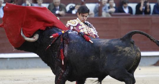 Jesús Enrique Colombo, por manoletinas al sexto