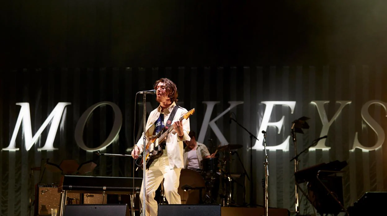 Alex Turner, líder de Arctic Monkeys, ayer durante la actuación de la banda en Barcelona
