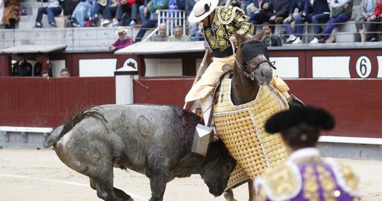 Félix Majada se llevó una gran ovación tras el tercio de varas al sexto