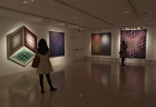 Una de las salas de la exposición con cuatro lienzos de Vasarely