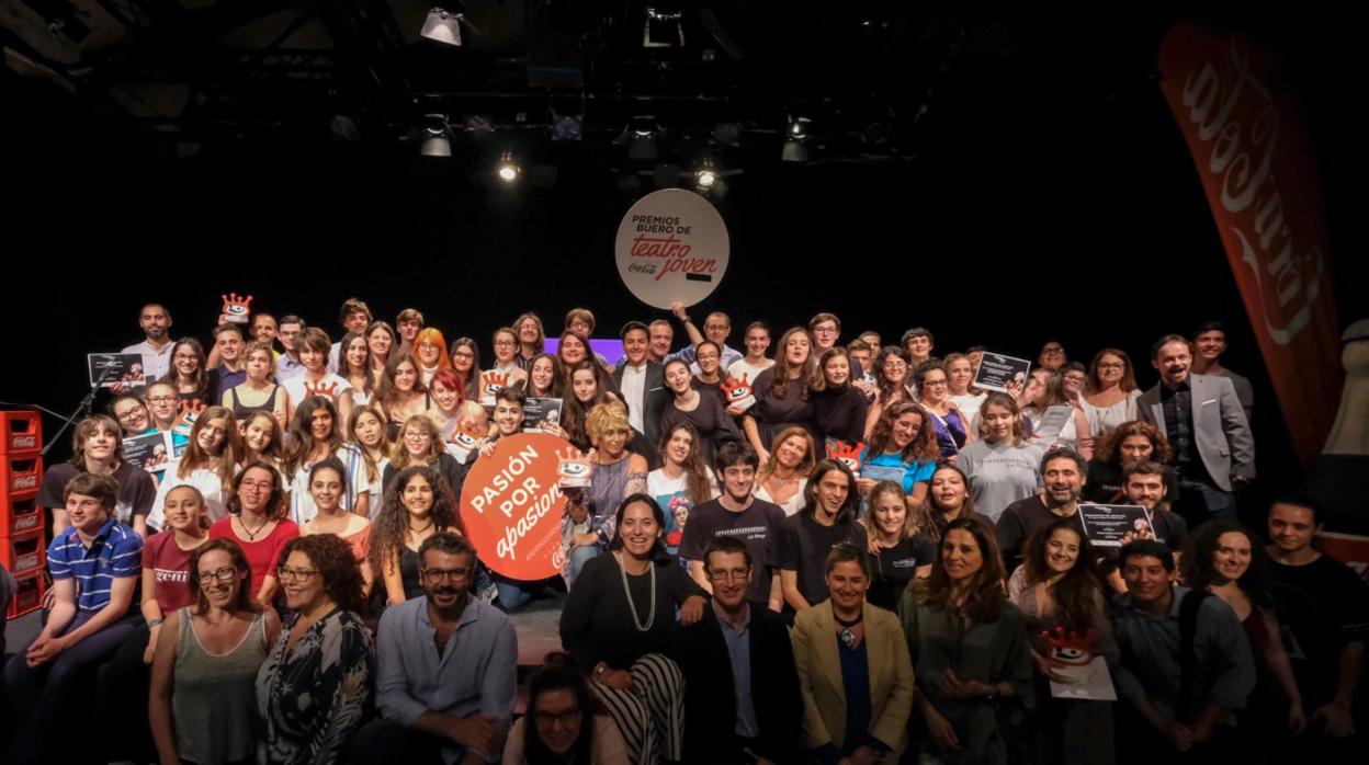 Foto de familia de los premiados en la sala Cero de Sevilla