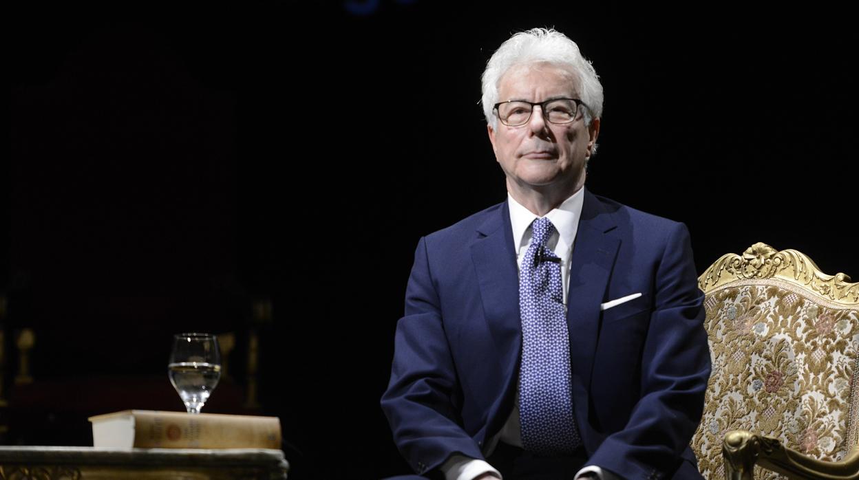 Ken Follett durante una rueda de prensa