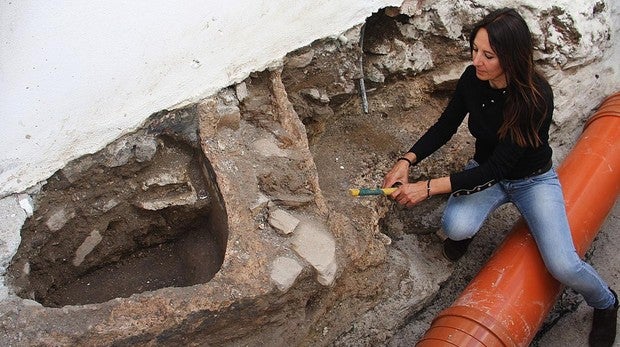 Hallan dos muros de la época romana en pleno casco urbano de Almuñécar