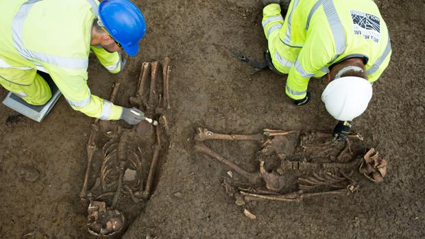 Descubren los cuerpos mutilados de dos hombres del Imperio Romano en un basurero