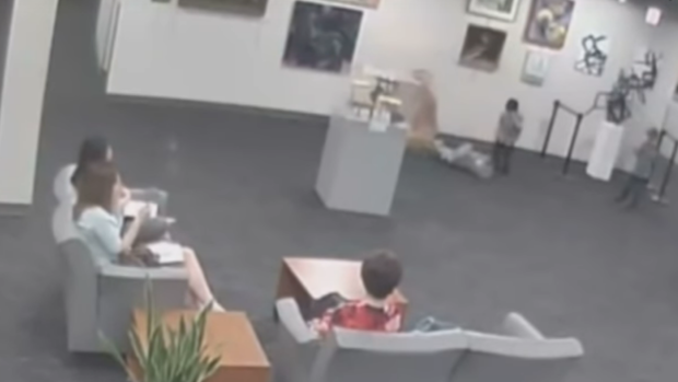 Un niño de cinco años rompe una estatua de 114.000 euros y adivinen quién pagara el destrozo...