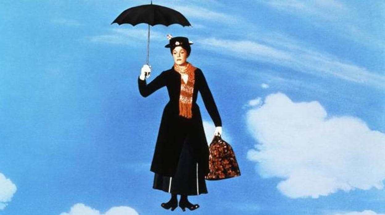 Julie Andrews descendiendo del cielo en una de las escenas de la emblemática película Mary Poppins