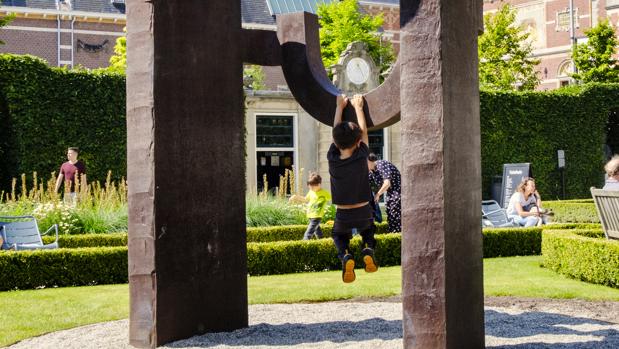 Las esculturas de Chillida se exponen en los jardines del Rijksmuseum de Ámsterdam