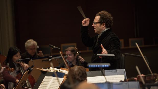 La Orquesta de la Radio de Baviera invita a Axelrod a dirigir un concierto