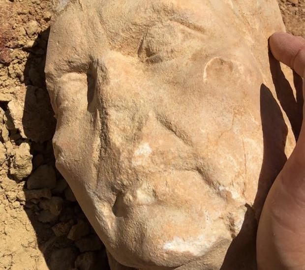 La cantante India Martínez encuentra un busto de una diosa egipcia mientras hacía deporte