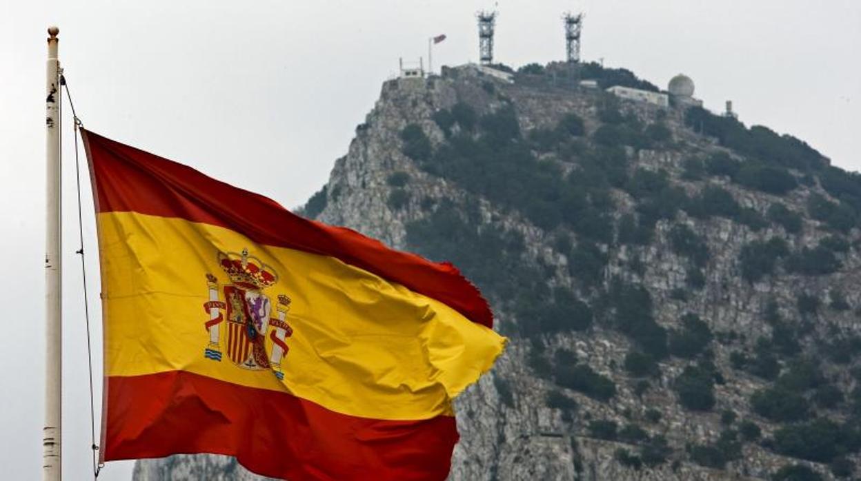 La bandera de España con el Peñon de Gibraltar de fondo