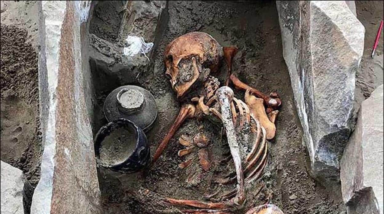 Encuentran la momia de una «Bella durmiente» de hace 2.000 años enterrada con su espejo