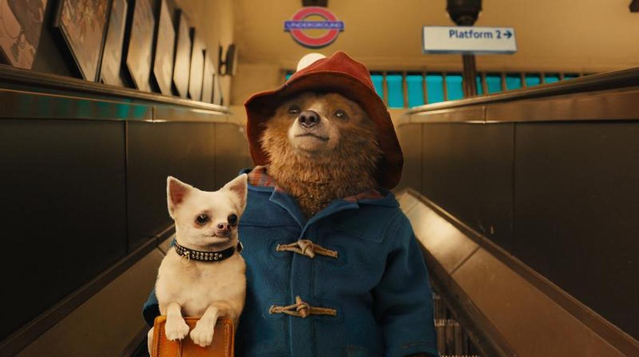 El oso Paddington en la estación que le dió su nombre