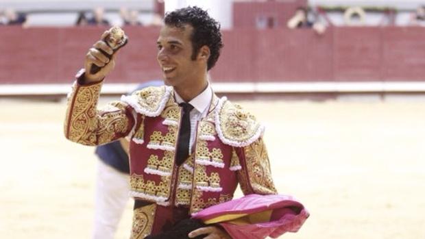 Un entregadísimo Morenito cuaja una tarde de puerta grande en Burgos