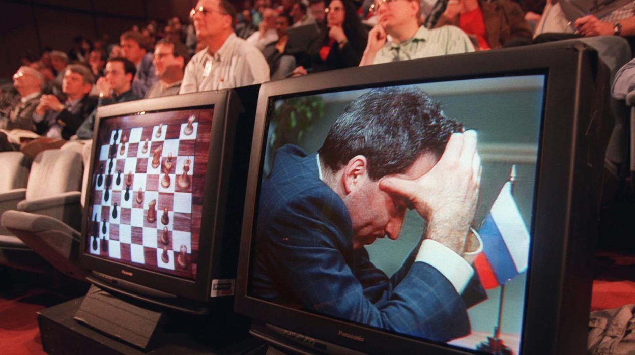 Kasparov, concentrado durante la cuarta partida de su segundo duelo contra Deep Blue