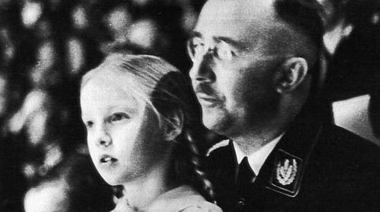 Himmler con su hija Gudrun, a la que solía llamar Püppi (muñequita)