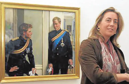 Nicky Philipps posa junto a su pintura del Príncipe Guillermo y el Príncipe Harry