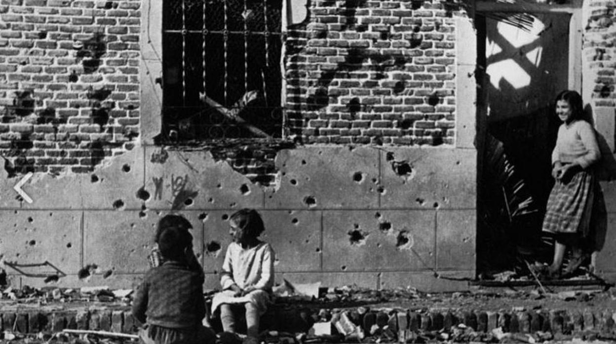 Robert Capa fotografió la casa, ubicada en el número 10 de la madrileña calle Peironcely, en noviembre de 1936