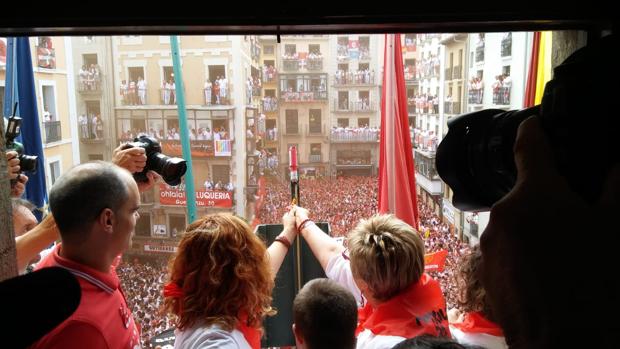 El Chupinazo de San Fermín 2018, sin ikurriña (en el balcón) ni incidentes reseñables