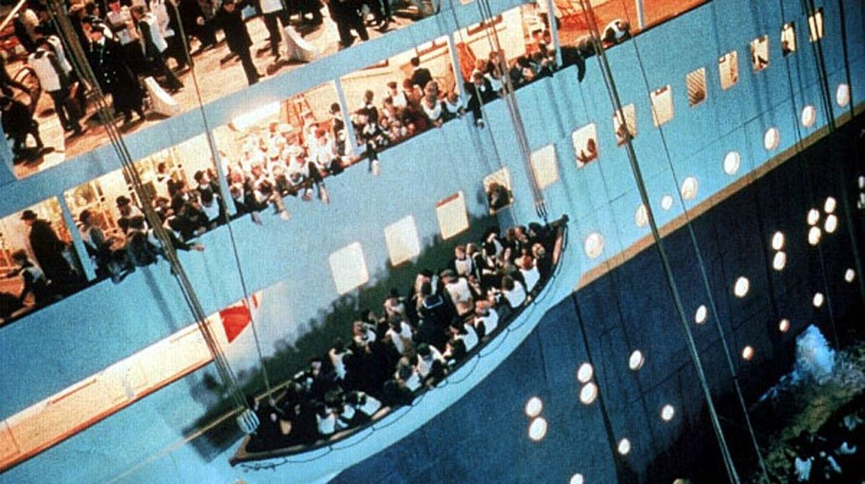 Los actores de «Titanic» se indignan con dos mujeres por ver el Colombia-Inglaterra en su obra, y las redes les atacan