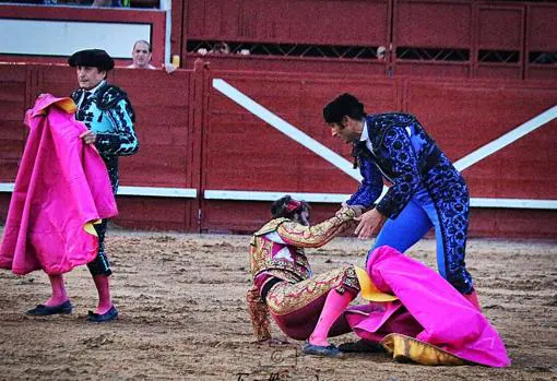 Un toro arranca el cuero cabelludo a Juan José Padilla en Arévalo