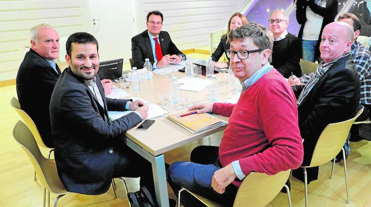 El consejero de Cultura, Vicent Marzá, reunido con su equipo tras la dimisión de David e Livermore