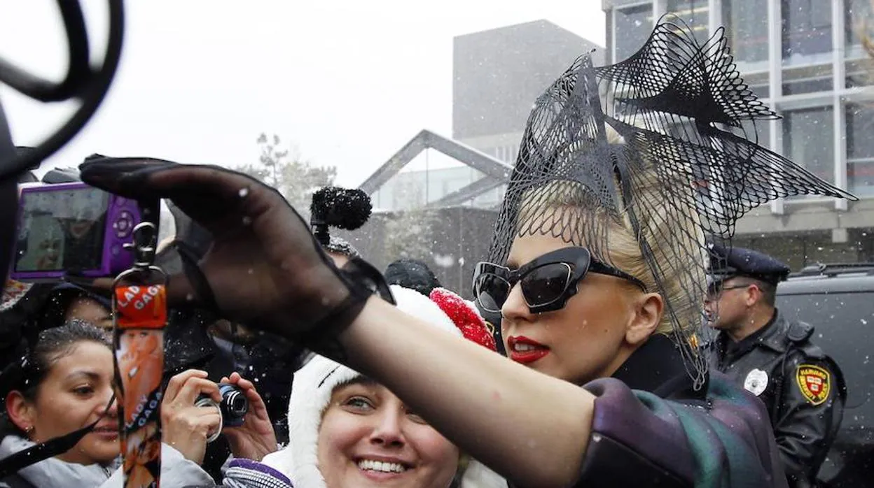 Lady Gaga se hace un «selfie» con una fan