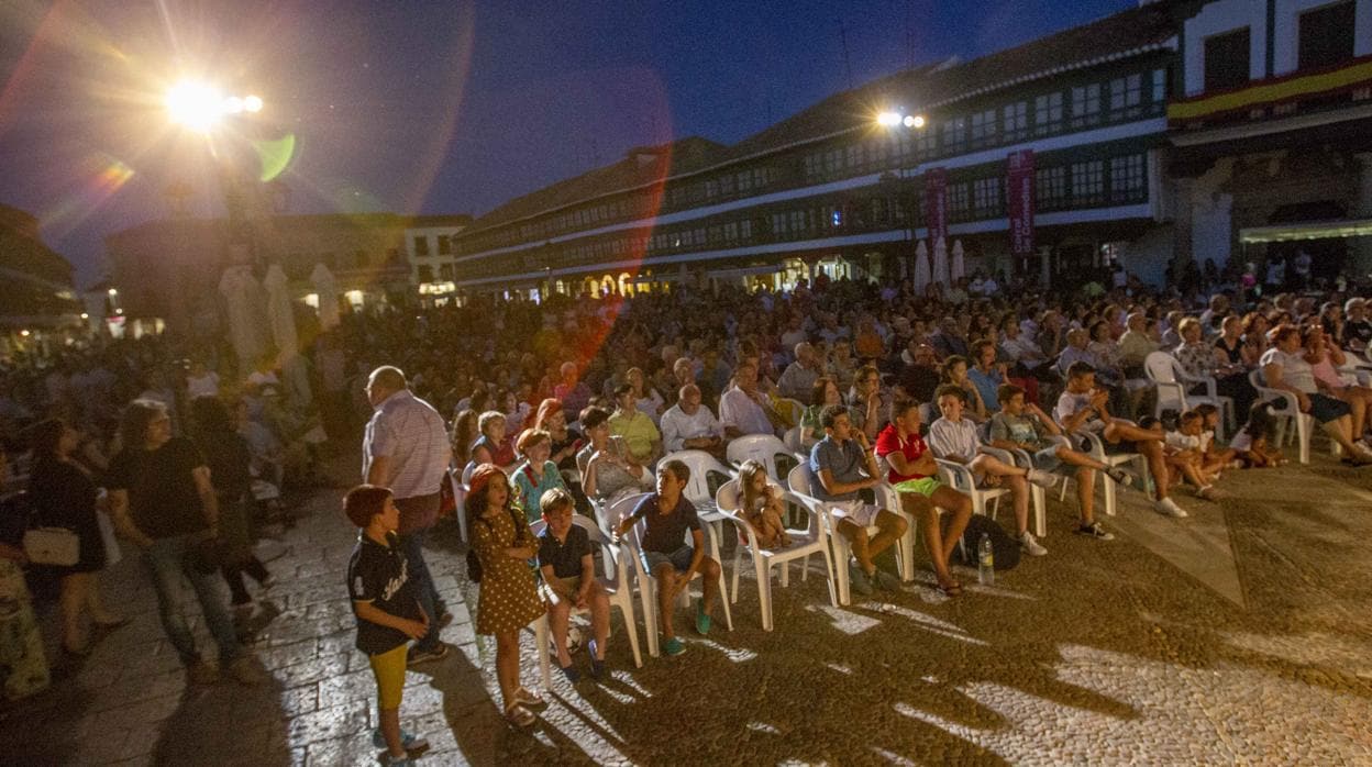 Aspecto de la Plaza Mayor de Almagro durante el espectáculo inaugural del festival