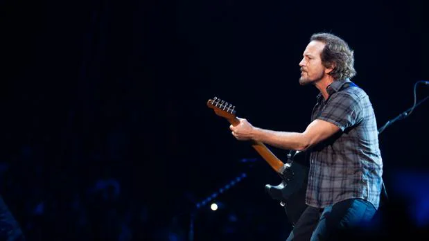 Pearl Jam sacude el Sant Jordi con una descarga de clásicos crispados