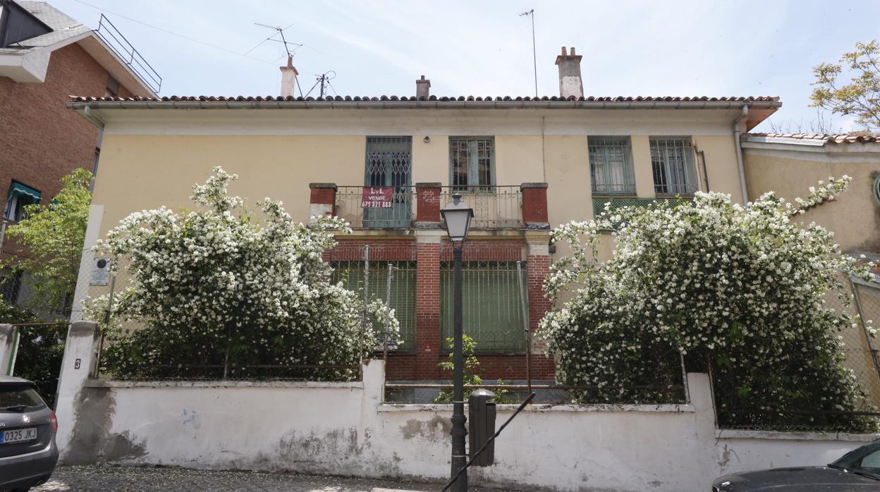 Estado en el que se encuentra la que fuera casa de Vicente Aleixandre en Madrid, con el cartel de «Se vende»