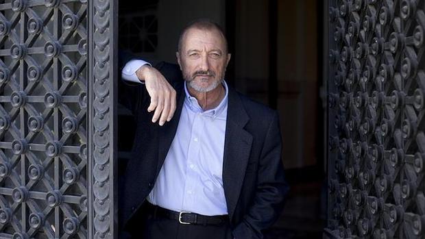 Arturo Pérez-Reverte amenaza con dejar la RAE si se modifica la Constitución con el lenguaje inclusivo