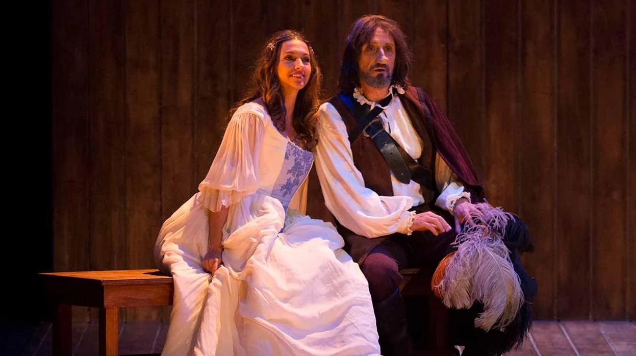 Ana Ruiz y José Luis Gil, en una escena de «Cyrano de Bergerac»