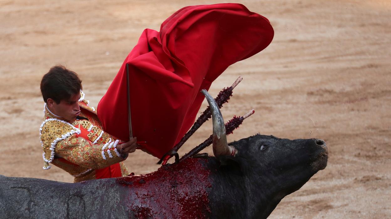 Rubén Pinar, en un pase de pecho al segundo toro