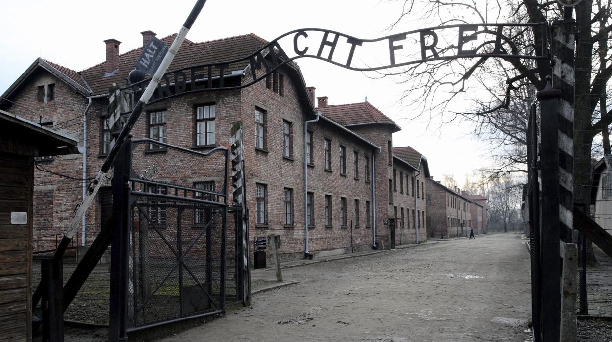Pillan a dos turistas húngaros intentando robar ladrillos de uno de los crematorios de Auschwitz