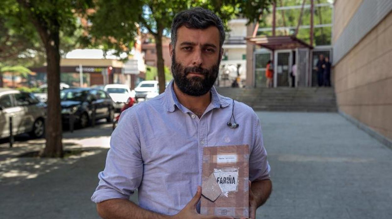 Nacho Carretero, autor de «Fariña», posa con el libro