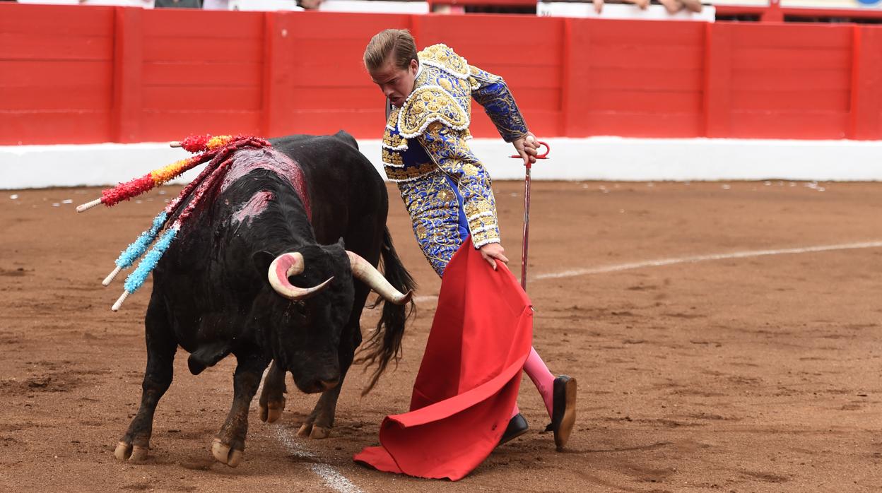 Javier Jiménez, con el primer toro de la tarde