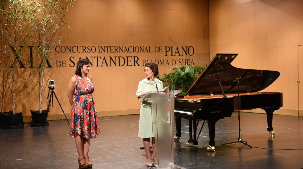 La alcaldesa de Santander, Gema Igual, y la presidenta del concurso, Paloma O'Shea, en el acto inaugural