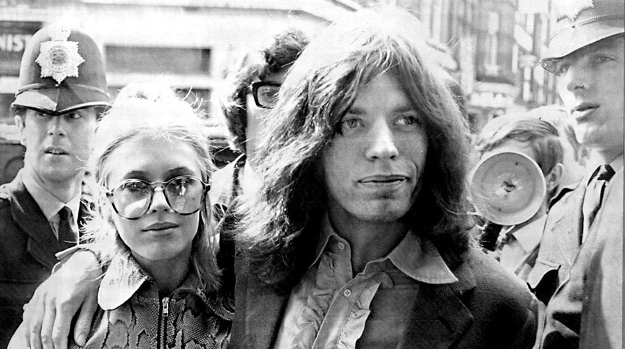 Jagger, fotografiado junto a Marianne Faithfull a mediados de los sesenta
