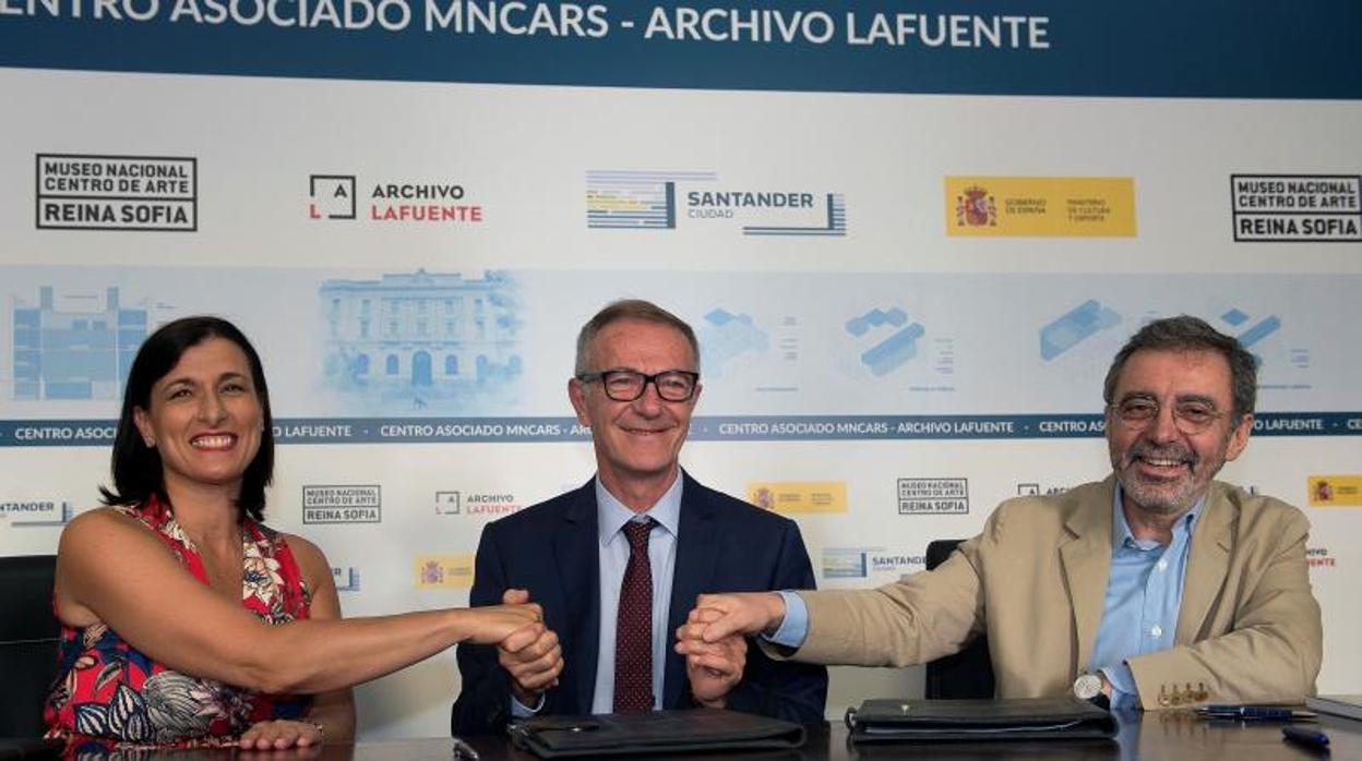 La alcaldesa de Santander, Gema Igual, el ministro de Cultura, José Guiraoy el director del Museo Reina Sofía, Manuel Borja-Villel durante la firma del convenio