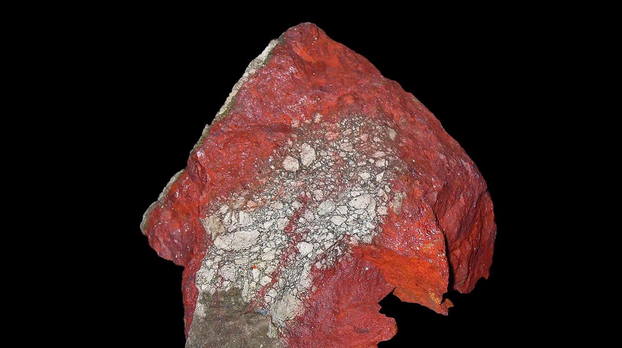 El cinabrio es un mineral rojo que contiene mercurio y puede liberar gases altamente tóxicos cuando se calietna