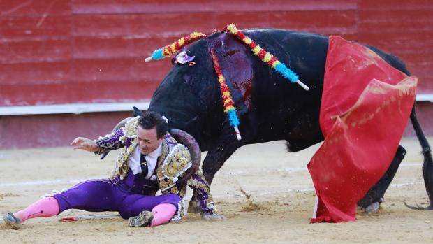 Cornada a Rafaelillo con difíciles cuadris en Valencia