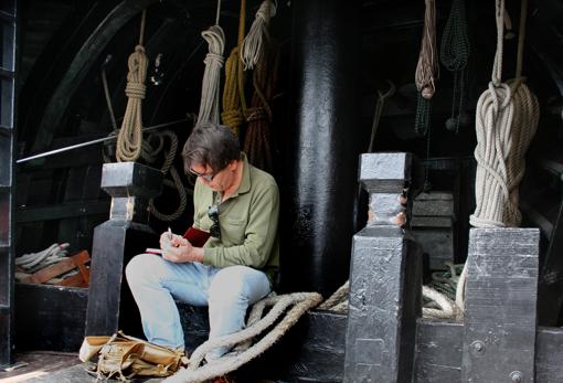 El pintor, trabajando en sus apuntes junto a los cabos