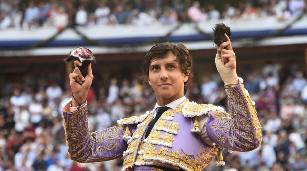 Roca Rey pasea dos orejas con los tendidos llenos al fondo