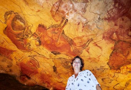 La directora del Museo de Altamira, Pilar Fatás, en el interior de la Neocueva