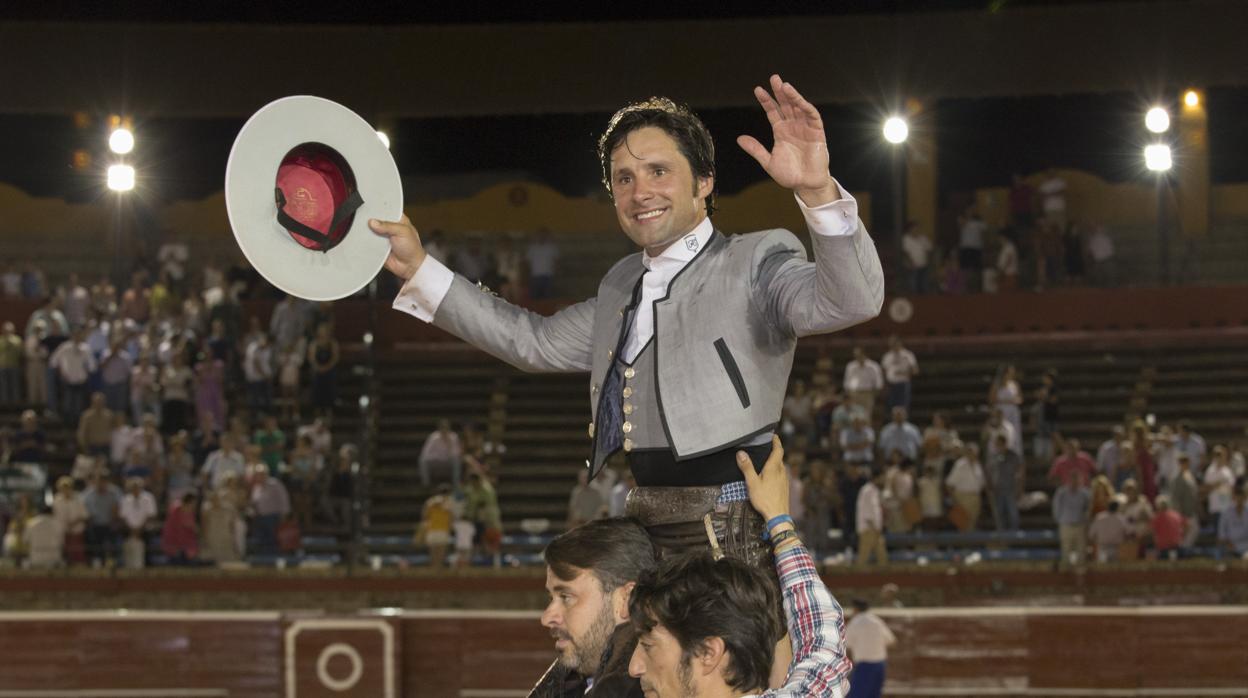 Andrés Romero, de gris, dos pinchazos y rejón