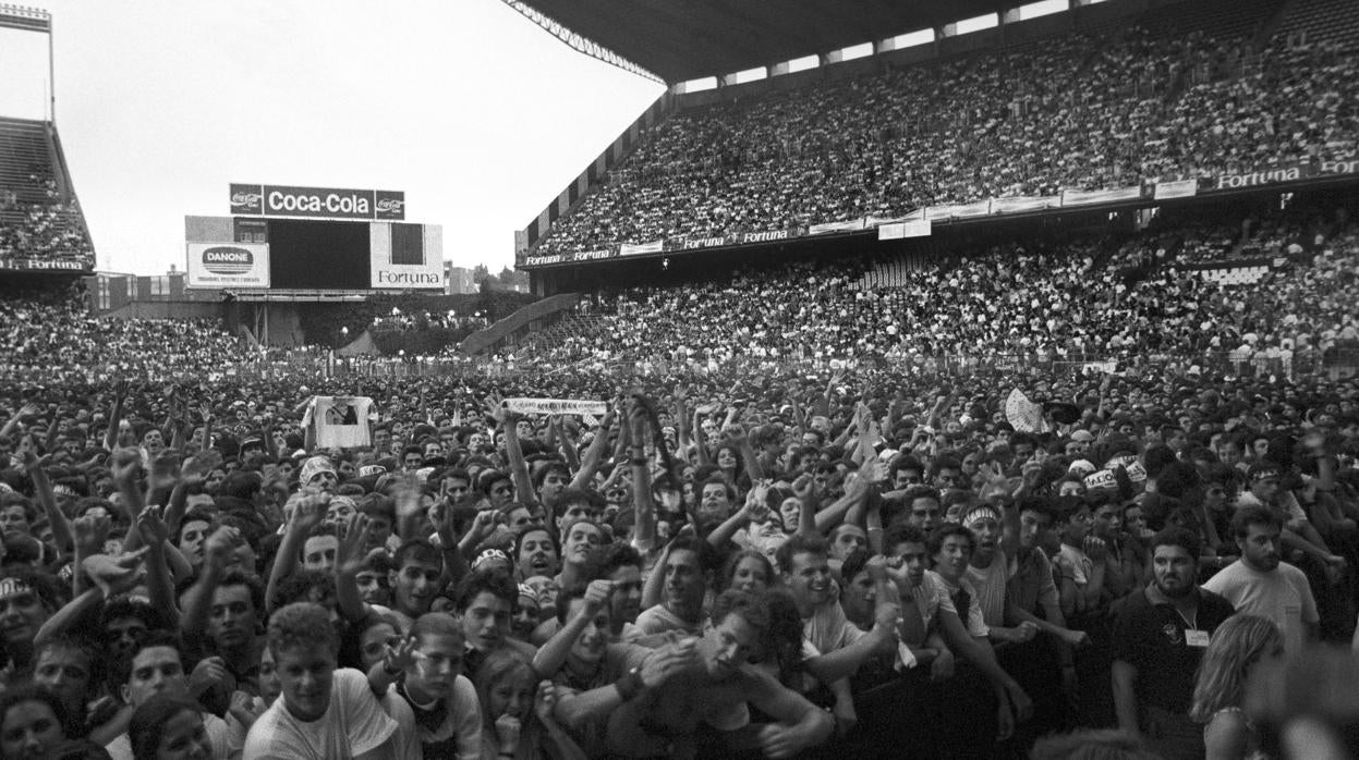 Cincuenta mil espectadores asistieron al concierto ofrecido por Madonna en el estadio Vicente Calderón de Madrid el 27 de julio de 1990