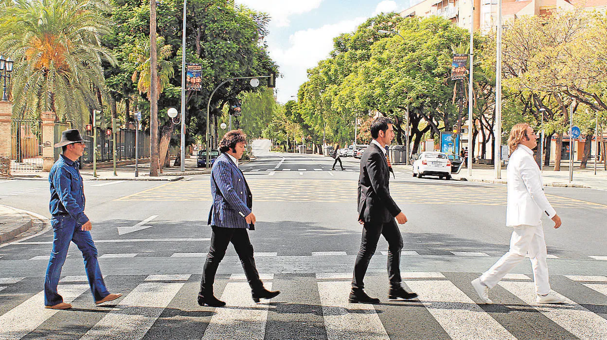 Los componentes de Los Escarabajos en la avenida Eduardo Dato, emulando la portada del álbum de Los Beatles Abbey Road