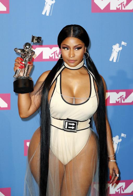 La cantante Nicki Minaj posa con su premio a Mejor Hip Hop en la sala de prensa de los Premios MTV Video Music Awards 2018