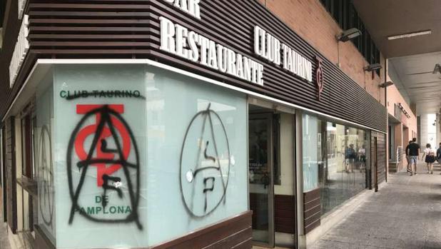 Grupos animalistas atacan la sede del Club Taurino de Pamplona