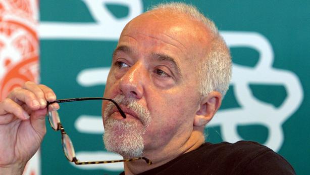 La tensa entrevista de Paulo Coelho en el «XL Semanal» se convierte en poema viral